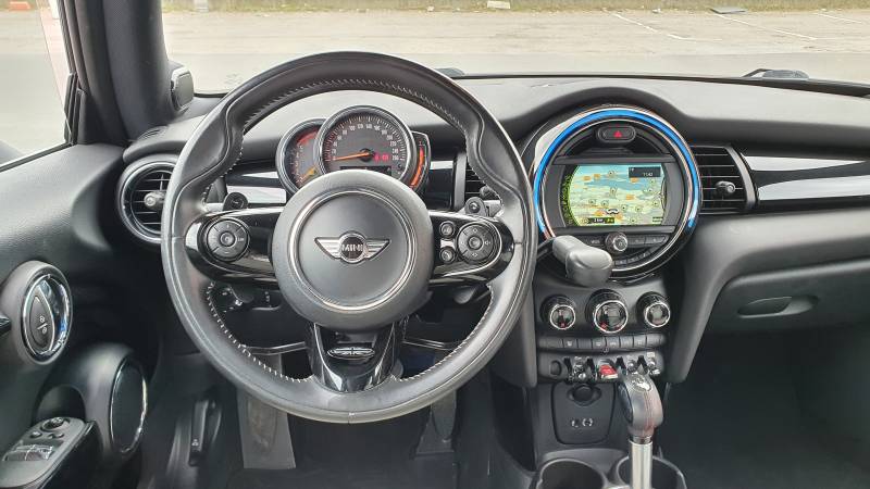 Mini Cooper S adaptée avec cercle accélérateur sous volant et levier de frein à baisser par Handi Conduite