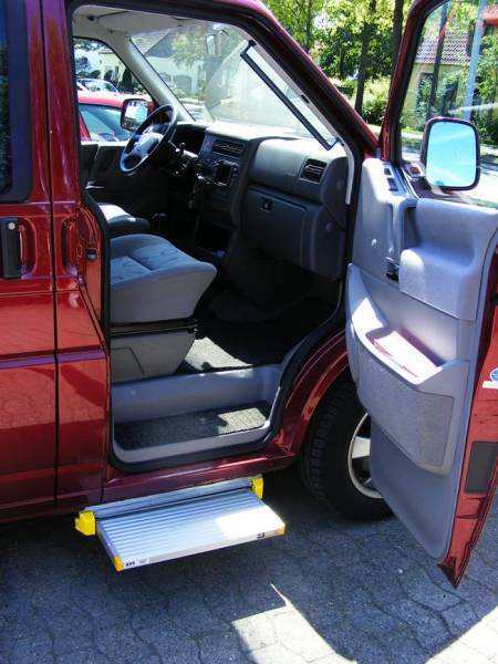 Marchepied équipé sur un véhicule pour personnes handicapées pour faciliter l'aide au transfert sur Montpellier