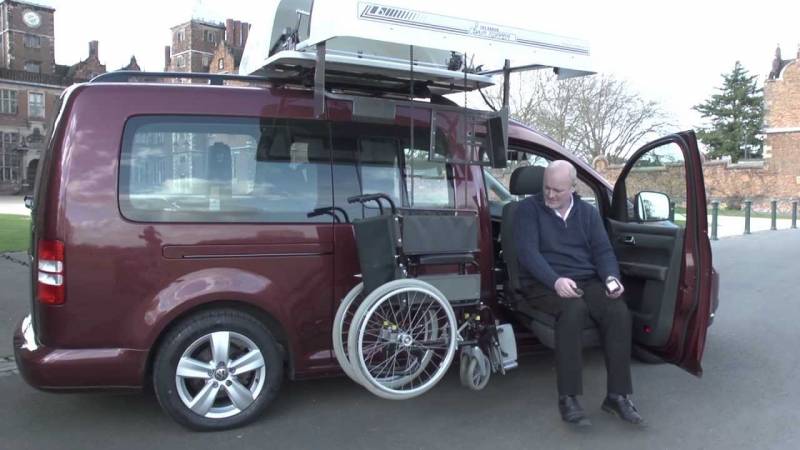 Charger son fauteuil roulant avec le coffre de toit Chair Topper par Handi Conduite en Occitanie