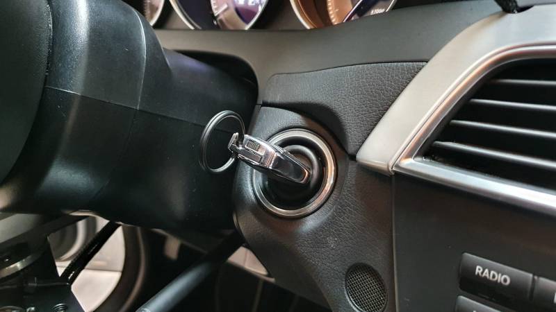 Personnalisation de la clé de contact d'un véhicule pour personnes handicapées en conduite tétra par Handi Conduite dans l''Hérault