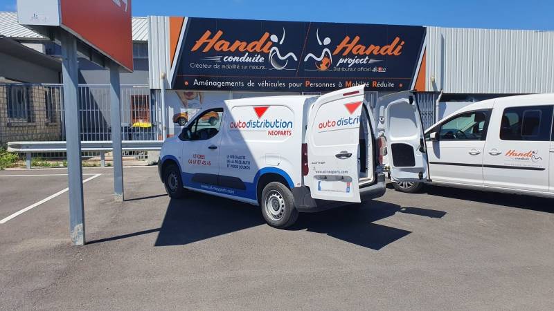 Habillage intérieur plancher en bois sur véhicule utilitaire par Handi Conduite dans l'Hérault