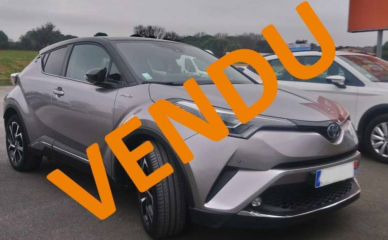 A vendre Toyota C-HR hybride modèle Collection toutes options avec poste de conduite adapté PMR pour la conduite d'une personne paraplégique sur Montpellier par Handi Conduite