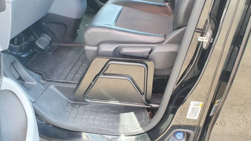 Aménagement d'une planche de transfert électrique sur un Citroën Jumpy par Handi Conduite à Montpellier