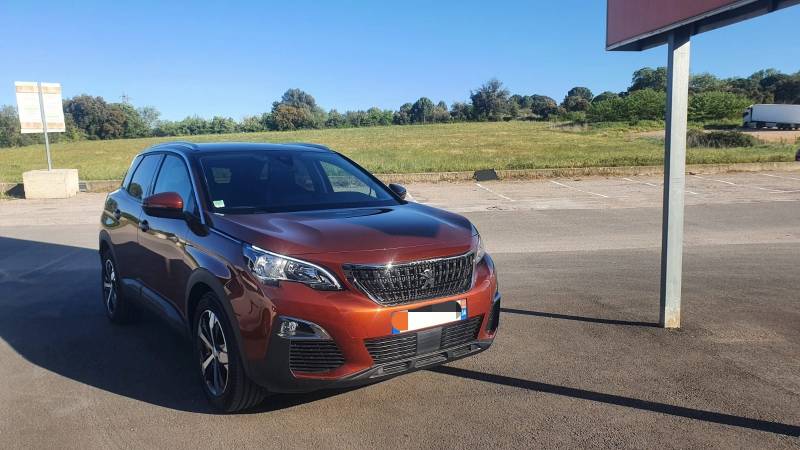 Aménagement Peugeot 3008 pour conduite handicap avec cercle accélérateur sous volant et levier de frein manuel à baisser à Montpellier par Handi Conduite