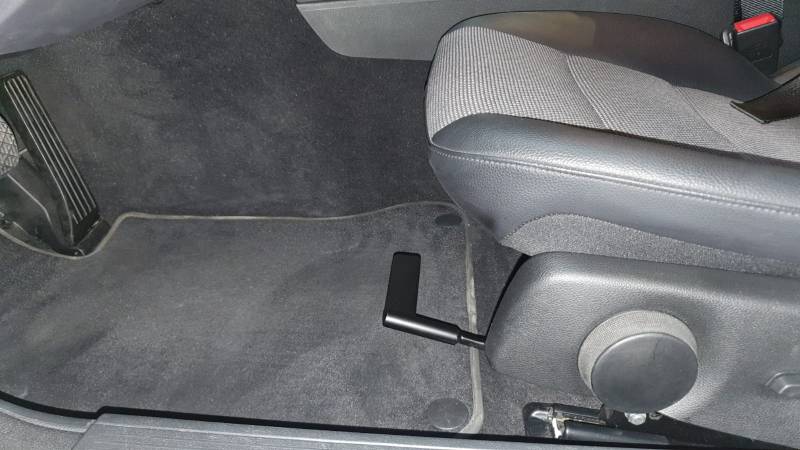 Personnalisation du système pour avancer ou reculer le siège conducteur sur un véhicule PMR par Handi Conduite à Montpellier