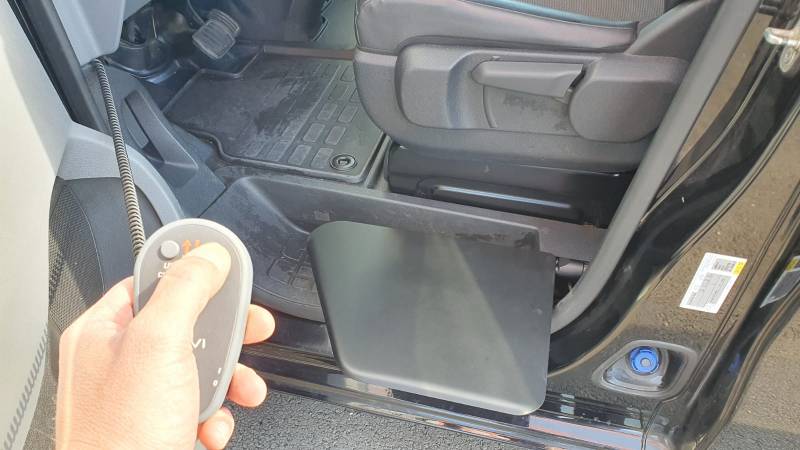 Adaptation d'une solution de transfert avec plateau de transfert électrique sur un Citroën Jumpy par Handi Conduite dans l'Hérault