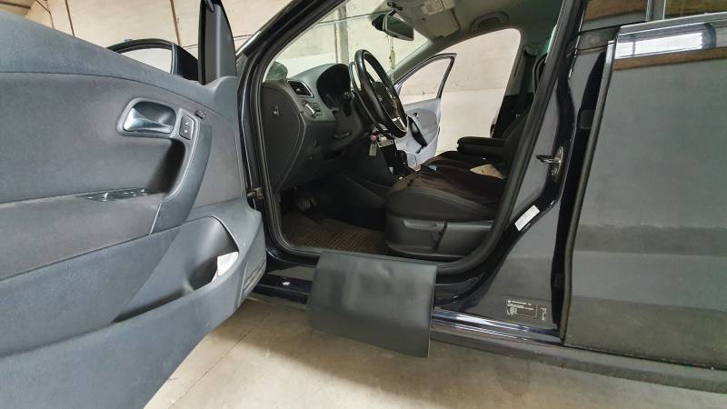Aide au transfert fauteuil roulant dans véhicule avec protection de bas de caisse pour véhicule PMR Hérault Montpellier Handi Conduite