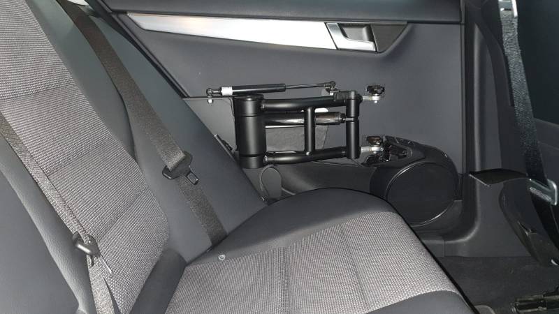 Aide au chargement de fauteuil roulant avec adaptation porte escamotable arrière gauche pour conduite tétra par Handi Conduite à Montpellier
