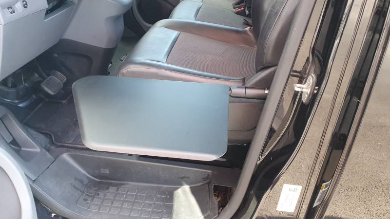 Planche de transfert électrique pour aide au transfert d'une personne handicapée par Handi Conduite dans l'Hérault