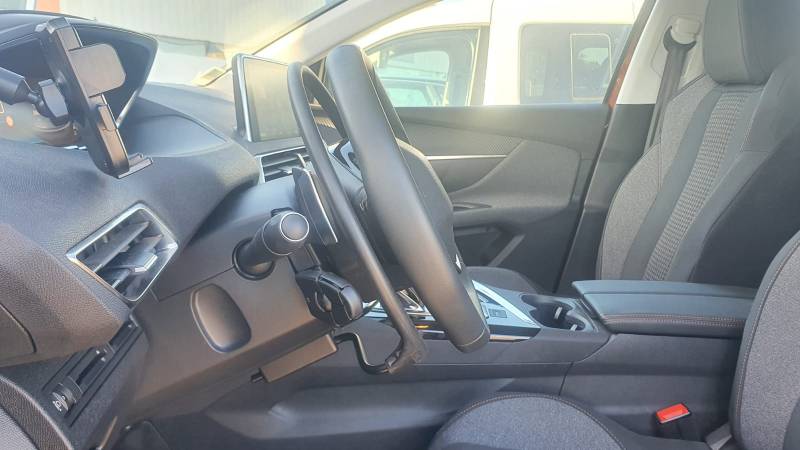 Peugeot 3008 adapté pour personne paraplégique avec accélérateur par cercle sous volant et levier de frein à baisser par Handi Conduite à Montpellier
