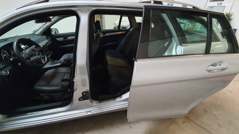 Solution d'aide au chargement de fauteuil roulant avec porte escamotable arrière gauche sur une Mercedes pour conduite tétra par Handi Conduite dans l'Hérault