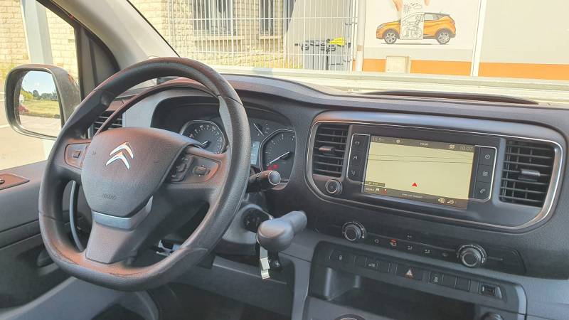 Conduite d'un Citroën Jumpy par une personne handicapée avec aménagement cercle accélérateur sous volant à double course et levier de frein manuel à baisser par Handi Conduite en Occitanie