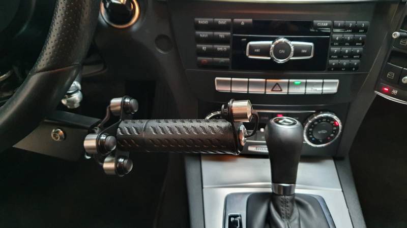 Combiné accélérateur frein baisser pousser au volant pour conduite tétra dans l'Hérault par Handi Conduite