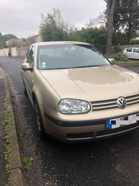 Golf de 2003 à vendre à Grabels dans l'Hérault, aménagée pour la conduite PMR