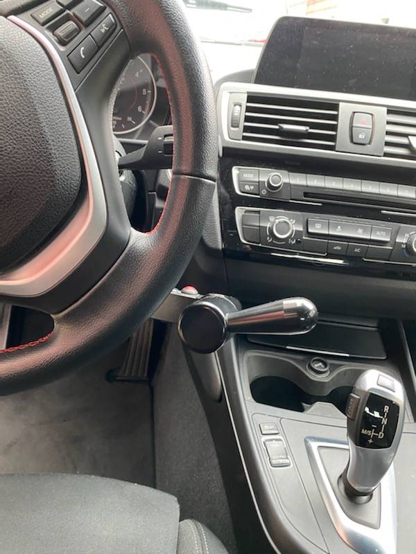 Vente d'une BMW série 1 sur Lille, adaptation conduite PMR avec combiné accélérateur frein par manette au volant