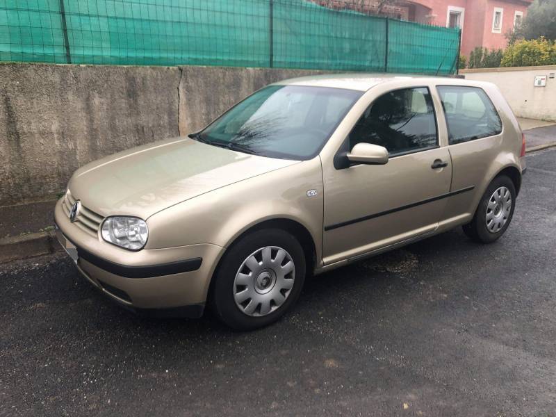 A vendre Golf de 2003 adaptée PMR avec cercle accélérateur sur volant et frein à baisser dans l'Hérault